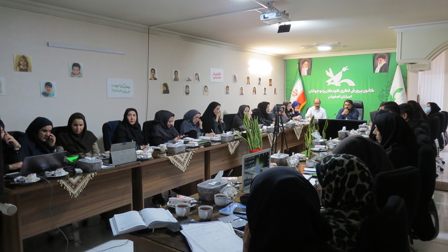 با زبان فرهنگ، هنر و اندیشه، حقیقت انقلاب اسلامی را برای نسل جدید تبیین کنیم