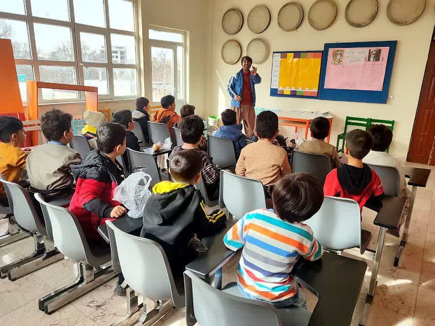 برگزاری ویژهبرنامههای دهه فجر کانون روانسر با حضور پرشور دانشآموزان