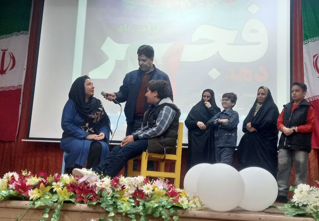 برگزاری جشن انقلاب با عنوان «انفجار نور، سرآغاز ظهور» در مرکز سنقر