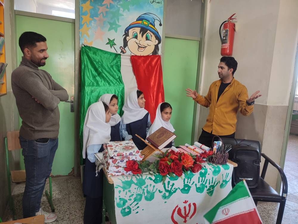 کتابخانه سیار میامی چهل و هفتمین سالگرد انقلاب را در دبستان ابراهیم آباد سفلی جشن گرفت