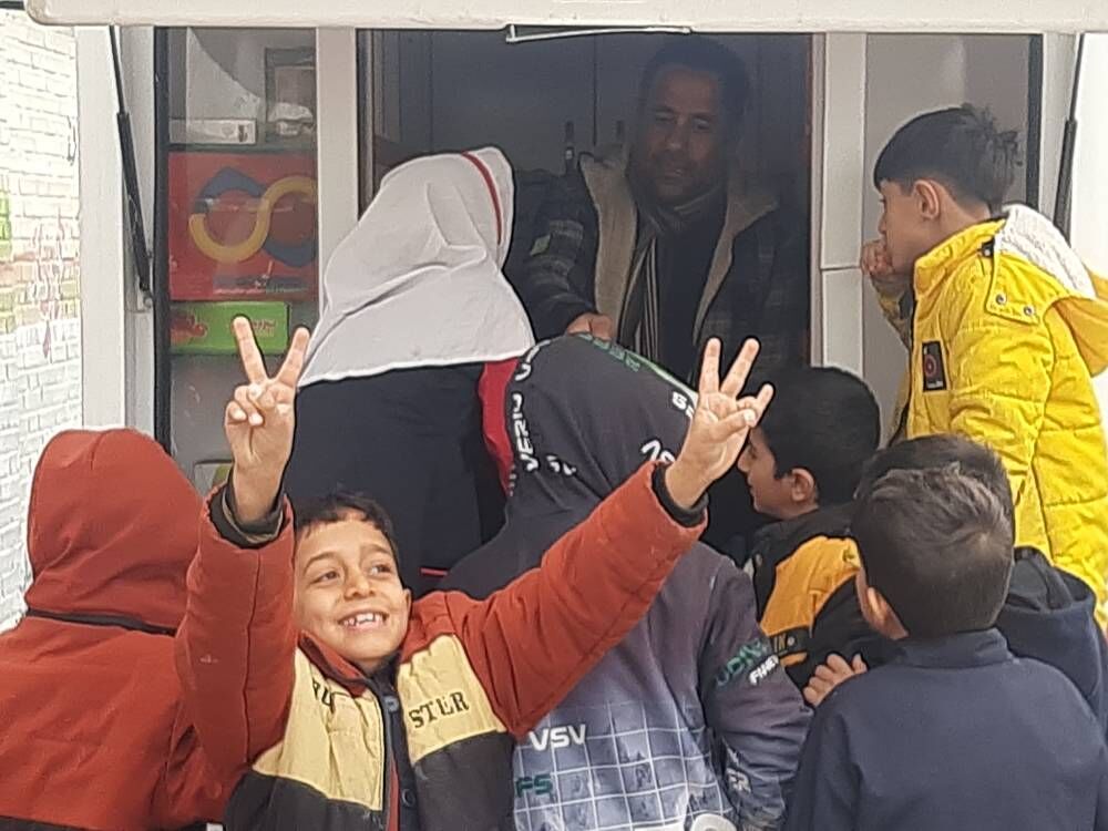 کتابخانه سیار سرخه با کاردستی لاله و بازیهای بومی، دهه فجر را در روستای مومنآباد جشن گرفت