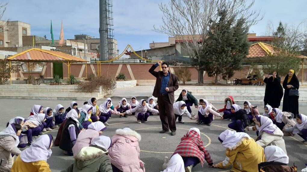 جشن «ایران مقتدر، ملت پیروز» در دبستان خرقانی شاهرود با همکاری کانون پرورش فکری شماره ۲ برگزار شد