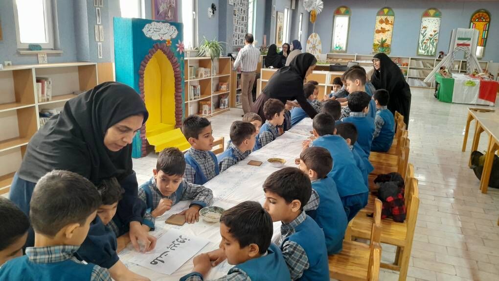 جشن «ایران مقتدر، ملت پیروز» در دبستان خرقانی شاهرود با همکاری کانون پرورش فکری شماره ۲ برگزار شد