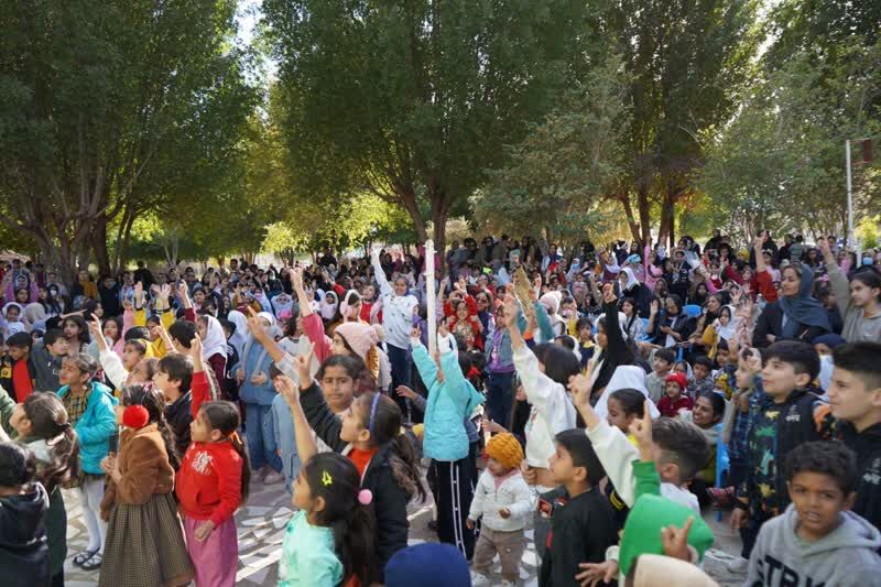 بیش از11 هزار کودک و نوجوان از برنامه های فرهنگی و هنری تماشاخانه سیار در هرمزگان بهره مند شدند