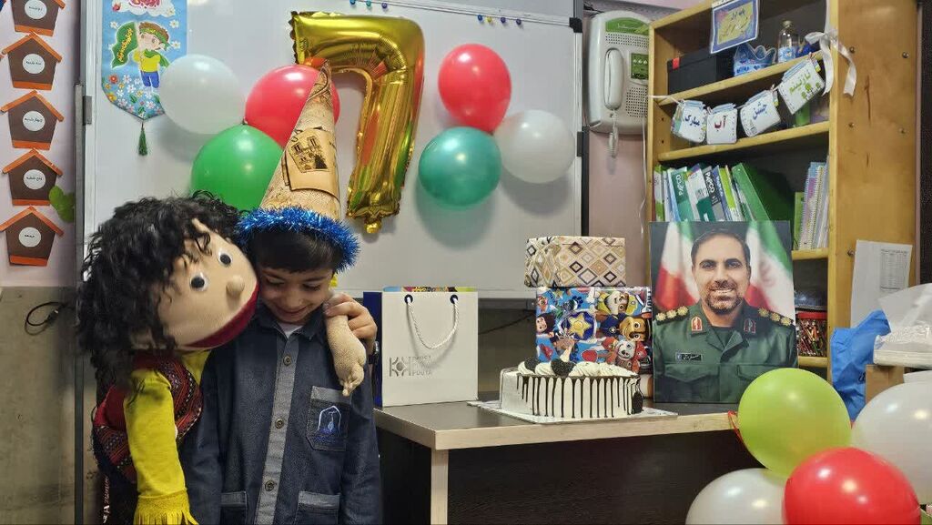 تولدی به رنگ ایثار؛ دیدار مدیرکل کانون البرز با فرزند شهید مصطفی مرآتی