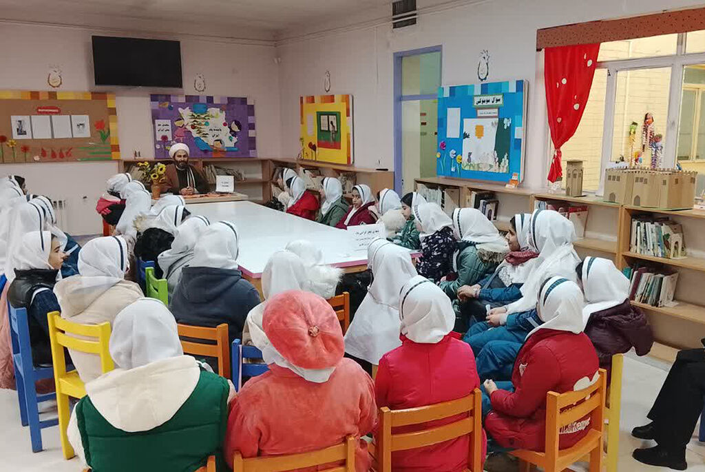 نشست آشنایی با مهدویت در کانون بروجن برگزار شد