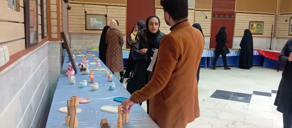 نمایشگاه دست سازه های کودکان با نیازهای ویژه در اراک برگزار شد