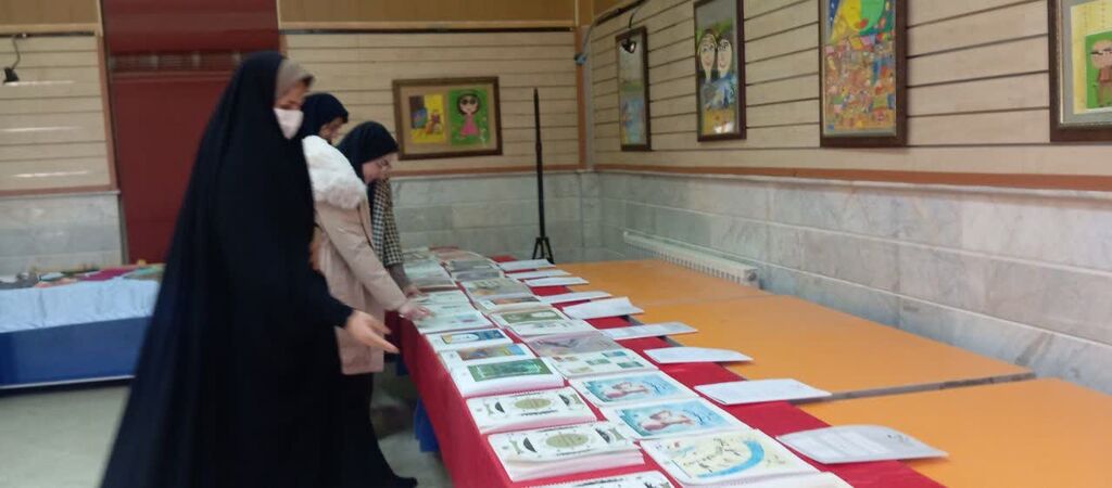 نمایشگاه دست سازه های کودکان با نیازهای ویژه در اراک برگزار شد