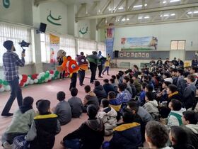 لبخند و یادگیری در مدارس؛ قهرمان آکواریوم به بیش از ۱۵۰۰ دانش‌آموز شادی هدیه داد