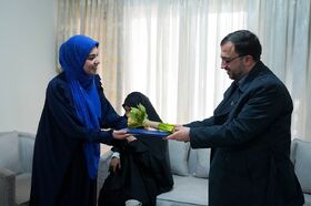 تجلیل مدیرعامل کانون از بانوی ایثارگر جنگ ۱۲ روزه