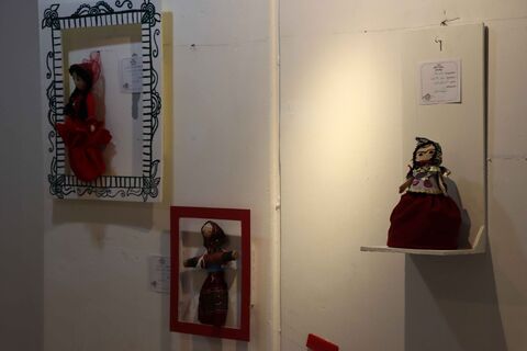 در حاشیه نمایشگاه دو سالانه هنرهای تجسمی نمایشگاهی از عروسک های سرزمین در حال برگزاری است.