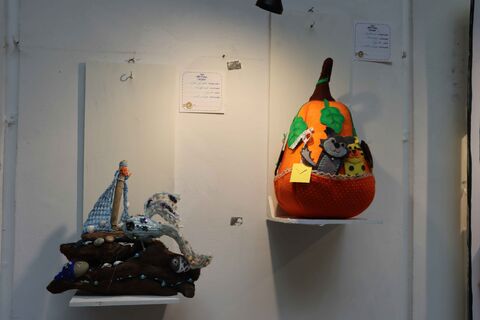 در حاشیه نمایشگاه دو سالانه هنرهای تجسمی نمایشگاهی از عروسک های سرزمین در حال برگزاری است.