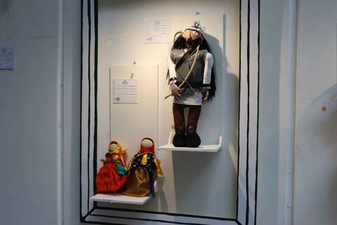 در حاشیه نمایشگاه دو سالانه هنرهای تجسمی نمایشگاهی از عروسک های سرزمین در حال برگزاری است.