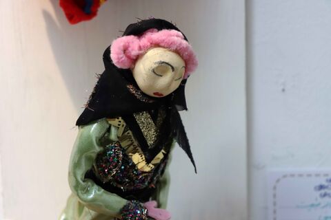 در حاشیه نمایشگاه دو سالانه هنرهای تجسمی نمایشگاهی از عروسک های سرزمین در حال برگزاری است.