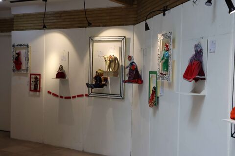 در حاشیه نمایشگاه دو سالانه هنرهای تجسمی نمایشگاهی از عروسک های سرزمین در حال برگزاری است.