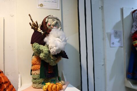 در حاشیه نمایشگاه دو سالانه هنرهای تجسمی نمایشگاهی از عروسک های سرزمین در حال برگزاری است.