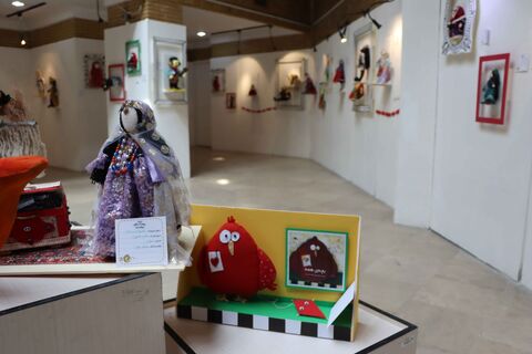 در حاشیه نمایشگاه دو سالانه هنرهای تجسمی نمایشگاهی از عروسک های سرزمین در حال برگزاری است.