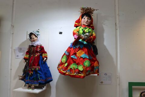 در حاشیه نمایشگاه دو سالانه هنرهای تجسمی نمایشگاهی از عروسک های سرزمین در حال برگزاری است.