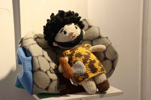 در حاشیه نمایشگاه دو سالانه هنرهای تجسمی نمایشگاهی از عروسک های سرزمین در حال برگزاری است.