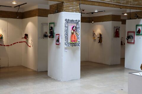 در حاشیه نمایشگاه دو سالانه هنرهای تجسمی نمایشگاهی از عروسک های سرزمین در حال برگزاری است.