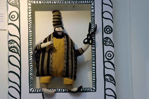 در حاشیه نمایشگاه دو سالانه هنرهای تجسمی نمایشگاهی از عروسک های سرزمین در حال برگزاری است.