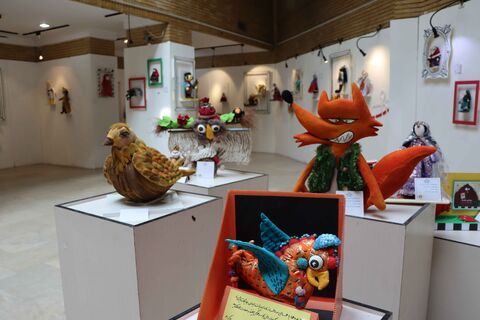 در حاشیه نمایشگاه دو سالانه هنرهای تجسمی نمایشگاهی از عروسک های سرزمین در حال برگزاری است.