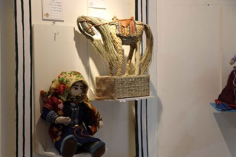 در حاشیه نمایشگاه دو سالانه هنرهای تجسمی نمایشگاهی از عروسک های سرزمین در حال برگزاری است.