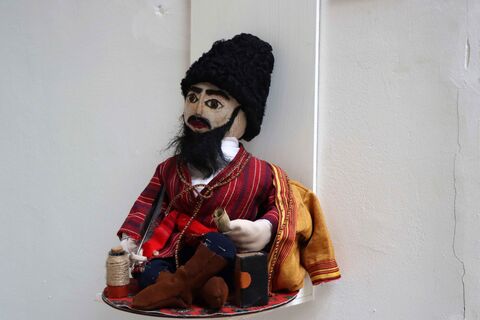 در حاشیه نمایشگاه دو سالانه هنرهای تجسمی نمایشگاهی از عروسک های سرزمین در حال برگزاری است.