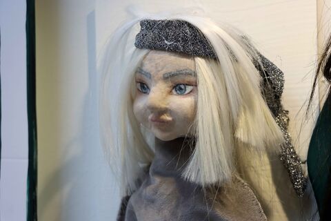 در حاشیه نمایشگاه دو سالانه هنرهای تجسمی نمایشگاهی از عروسک های سرزمین در حال برگزاری است.