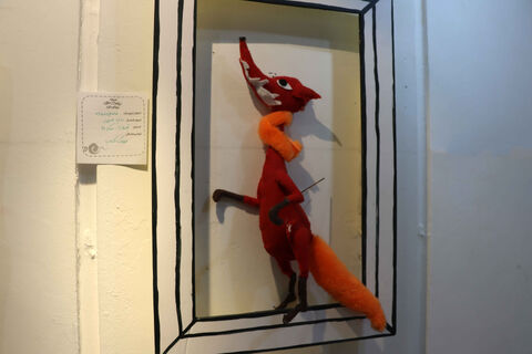 در حاشیه نمایشگاه دو سالانه هنرهای تجسمی نمایشگاهی از عروسک های سرزمین در حال برگزاری است.