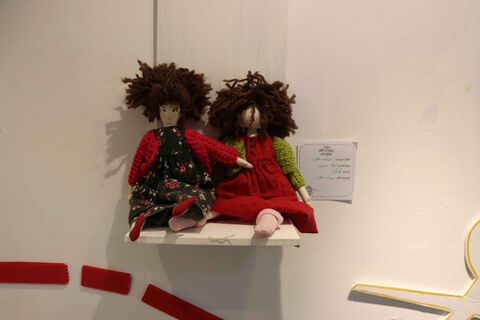 در حاشیه نمایشگاه دو سالانه هنرهای تجسمی نمایشگاهی از عروسک های سرزمین در حال برگزاری است.