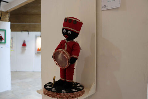 در حاشیه نمایشگاه دو سالانه هنرهای تجسمی نمایشگاهی از عروسک های سرزمین در حال برگزاری است.