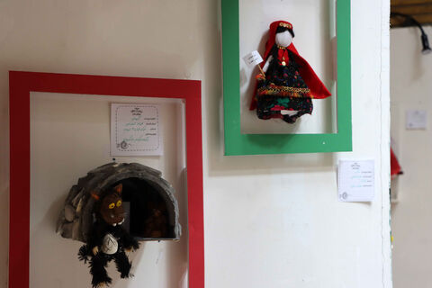 در حاشیه نمایشگاه دو سالانه هنرهای تجسمی نمایشگاهی از عروسک های سرزمین در حال برگزاری است.