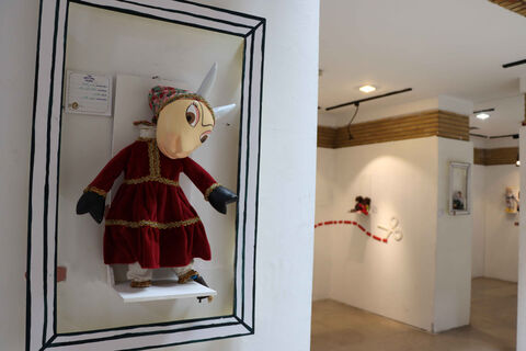 در حاشیه نمایشگاه دو سالانه هنرهای تجسمی نمایشگاهی از عروسک های سرزمین در حال برگزاری است.