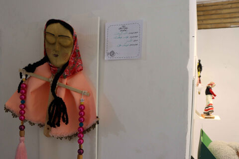 در حاشیه نمایشگاه دو سالانه هنرهای تجسمی نمایشگاهی از عروسک های سرزمین در حال برگزاری است.