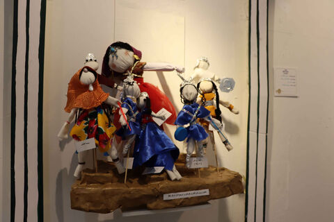 در حاشیه نمایشگاه دو سالانه هنرهای تجسمی نمایشگاهی از عروسک های سرزمین در حال برگزاری است.