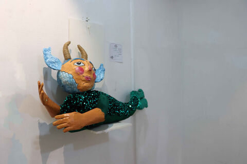 در حاشیه نمایشگاه دو سالانه هنرهای تجسمی نمایشگاهی از عروسک های سرزمین در حال برگزاری است.