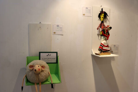 در حاشیه نمایشگاه دو سالانه هنرهای تجسمی نمایشگاهی از عروسک های سرزمین در حال برگزاری است.