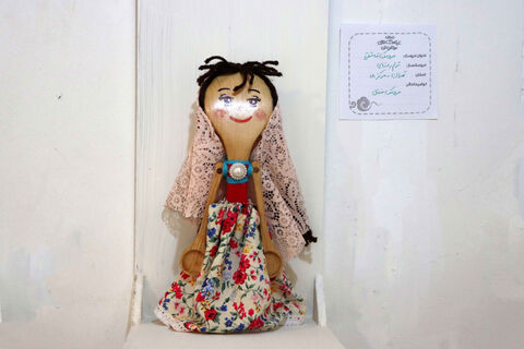 در حاشیه نمایشگاه دو سالانه هنرهای تجسمی نمایشگاهی از عروسک های سرزمین در حال برگزاری است.