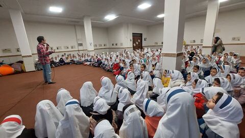 لبخند و یادگیری در مدارس؛ قهرمان آکواریوم به بیش از ۱۵۰۰ دانش‌آموز شادی هدیه داد