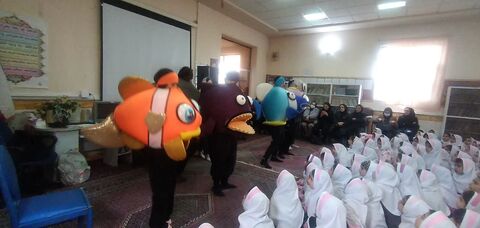 لبخند و یادگیری در مدارس؛ قهرمان آکواریوم به بیش از ۱۵۰۰ دانش‌آموز شادی هدیه داد