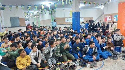 لبخند و یادگیری در مدارس؛ قهرمان آکواریوم به بیش از ۱۵۰۰ دانش‌آموز شادی هدیه داد