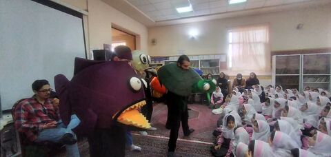 لبخند و یادگیری در مدارس؛ قهرمان آکواریوم به بیش از ۱۵۰۰ دانش‌آموز شادی هدیه داد