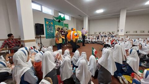 لبخند و یادگیری در مدارس؛ قهرمان آکواریوم به بیش از ۱۵۰۰ دانش‌آموز شادی هدیه داد