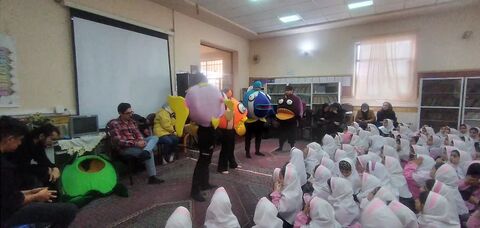 لبخند و یادگیری در مدارس؛ قهرمان آکواریوم به بیش از ۱۵۰۰ دانش‌آموز شادی هدیه داد