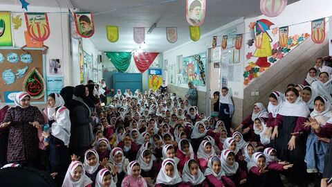لبخند و یادگیری در مدارس؛ قهرمان آکواریوم به بیش از ۱۵۰۰ دانش‌آموز شادی هدیه داد
