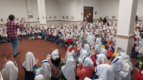 لبخند و یادگیری در مدارس؛ قهرمان آکواریوم به بیش از ۱۵۰۰ دانش‌آموز شادی هدیه داد