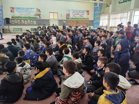 لبخند و یادگیری در مدارس؛ قهرمان آکواریوم به بیش از ۱۵۰۰ دانش‌آموز شادی هدیه داد