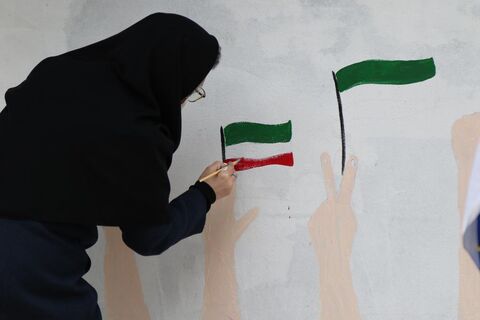 دیوارنگاره دهه فجر با مشارکت کودکان و نوجوانان در ساری اجرا شد