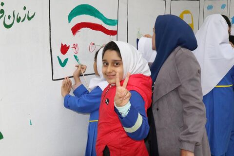 دیوارنگاره دهه فجر با مشارکت کودکان و نوجوانان در ساری اجرا شد